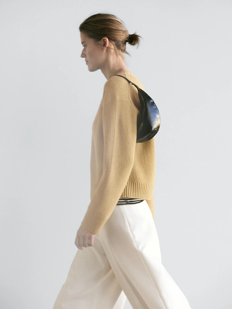 Wide-leg voluminous trousers