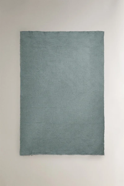 WAFFLE-TEXTURE BLANKET