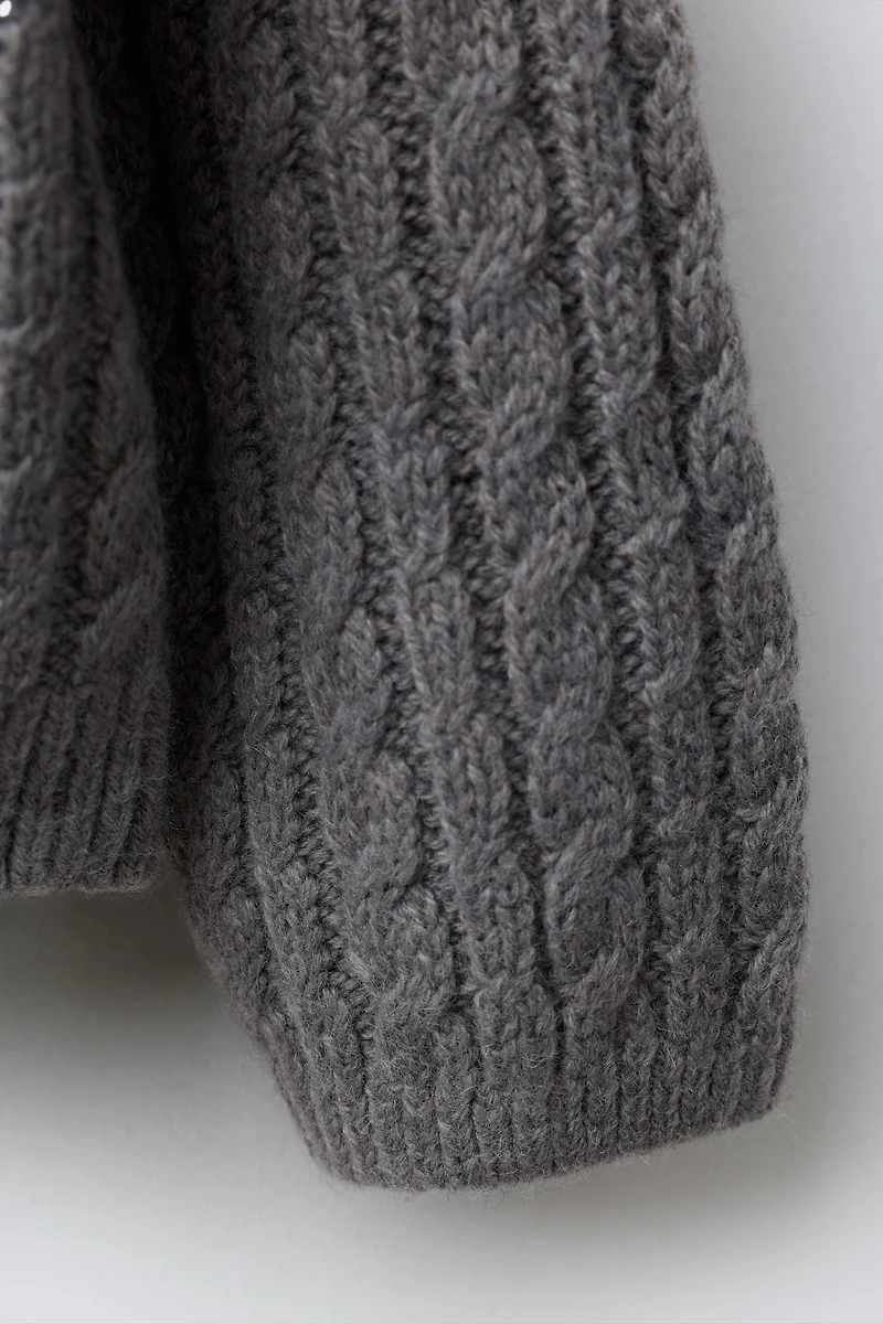 GILET EN MAILLE TORSADÉE BRODÉ AVEC LAINE