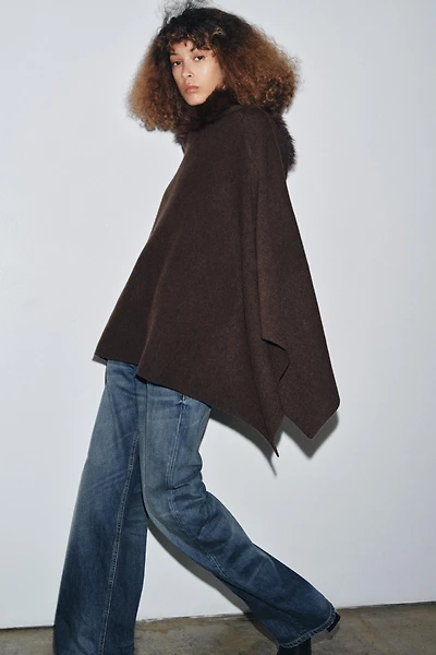 CAPE EN MAILLE EFFET FOURRURE