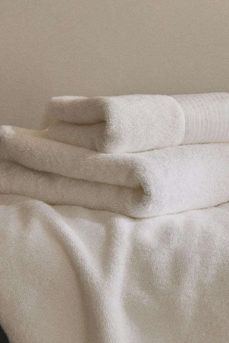 BATH TOWEL WITH BAND APPLIQUÉ