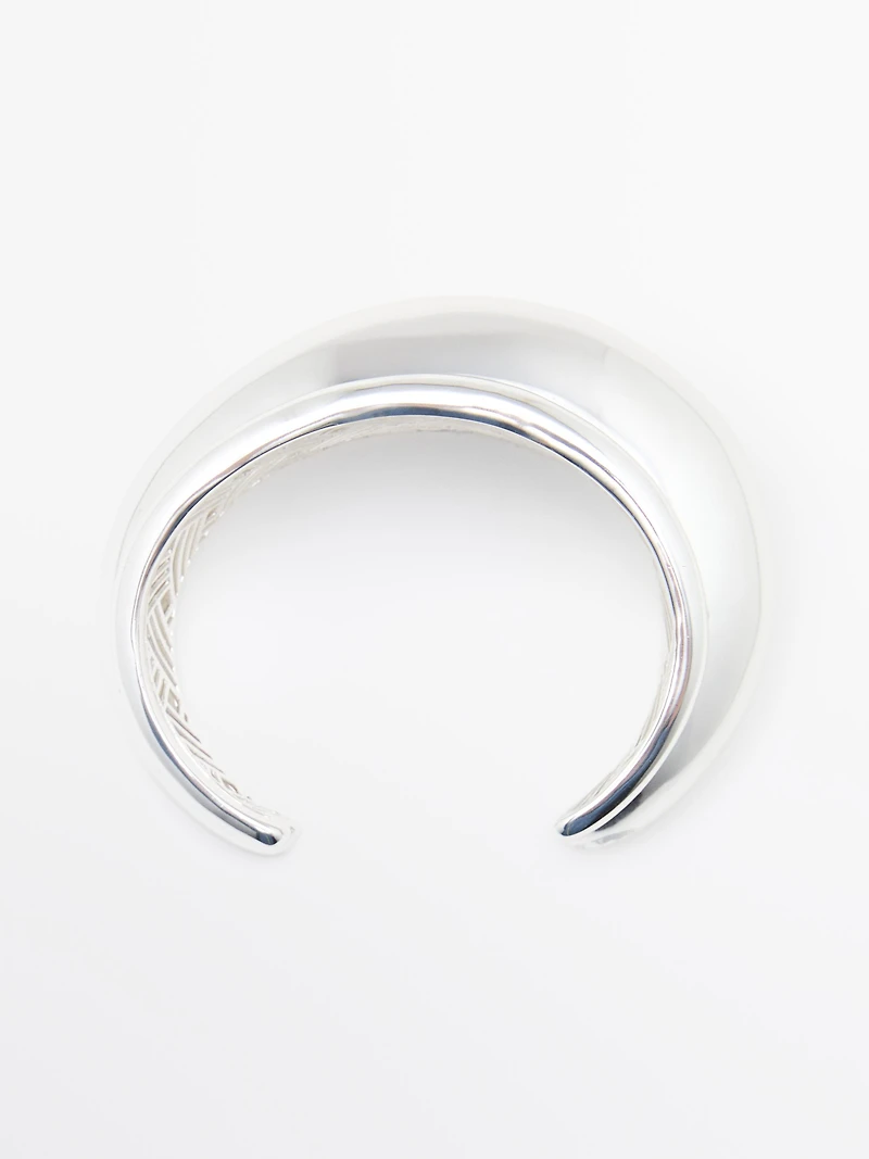 Rigid bracelet with voluminous design