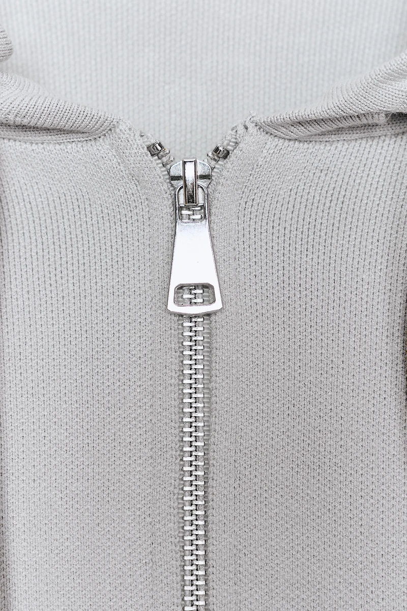 GILET EN MAILLE À CAPUCHE ET LIEN