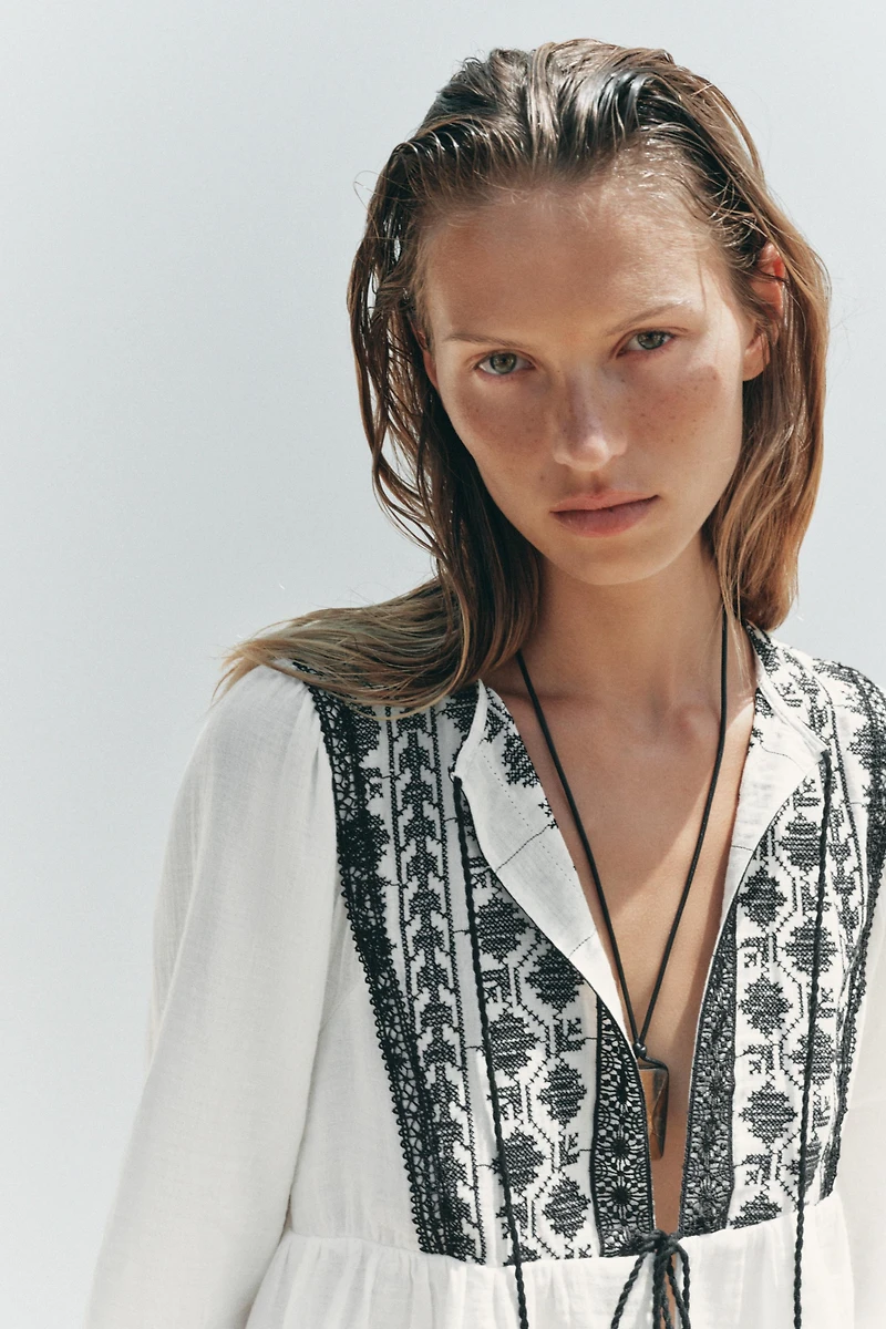 VESTE BRODERIES CONTRASTANTES