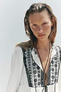 VESTE BRODERIES CONTRASTANTES