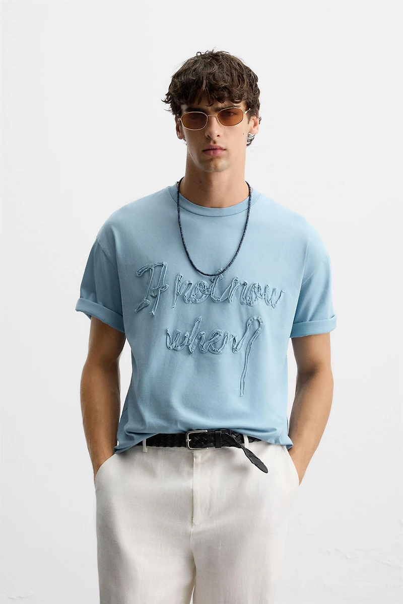 T-SHIRT AVEC INSCRIPTION EN RELIEF