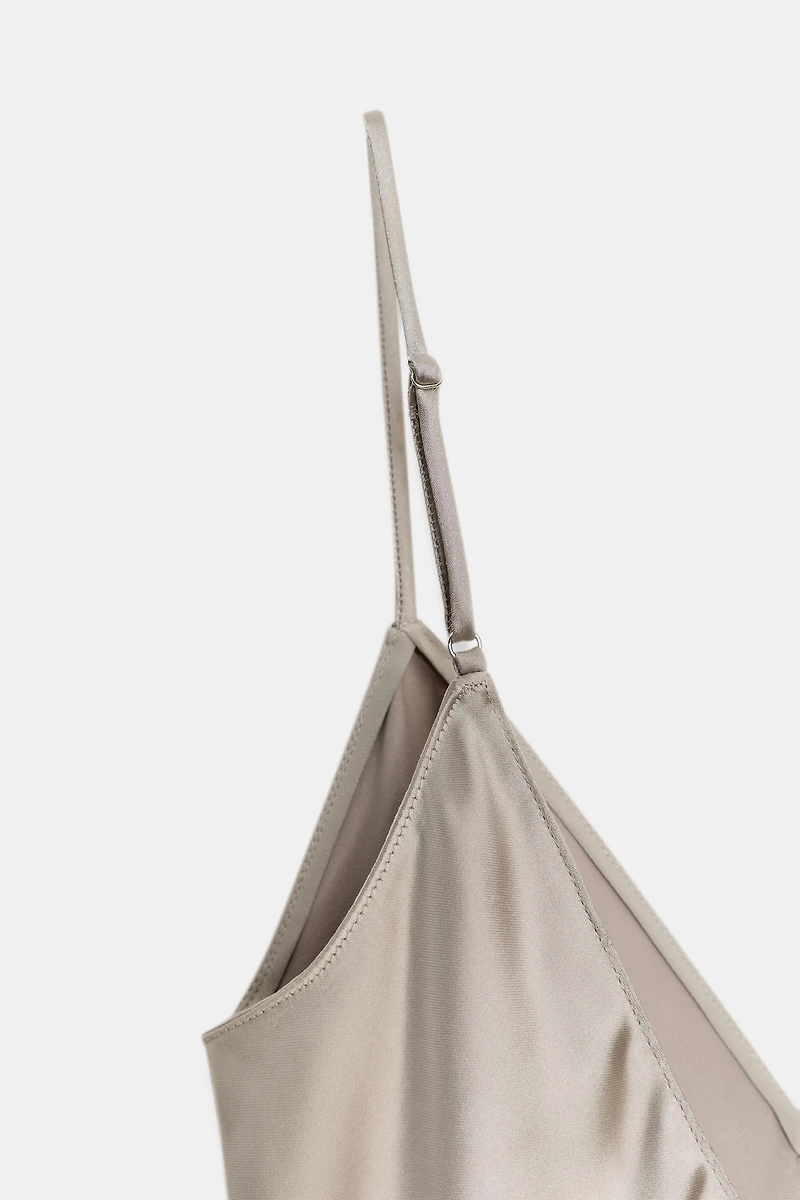 ROBE SATINÉE ASYMÉTRIQUE AVEC DENTELLE