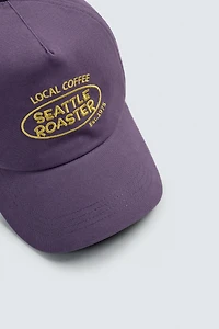 CASQUETTE DÉLAVÉE TEXTE BRODÉ CONTRASTE