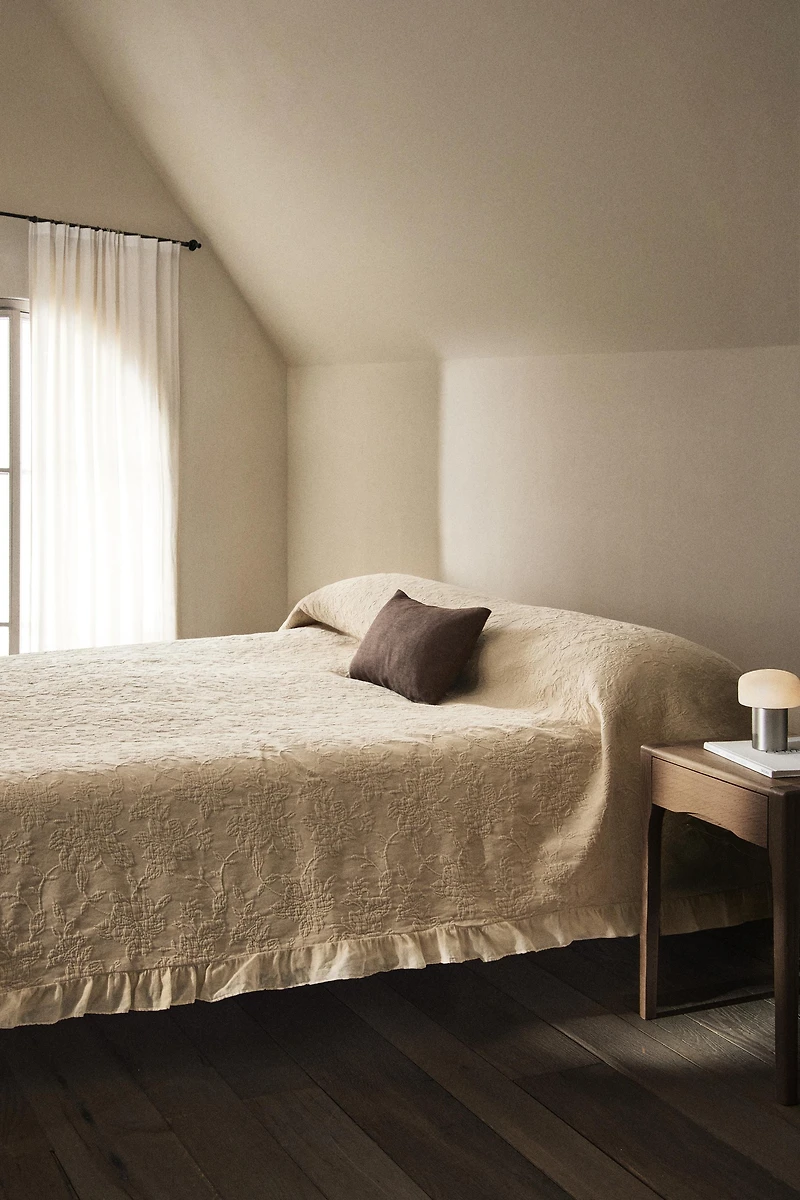 JACQUARD BEDSPREAD WITH RUFFLES