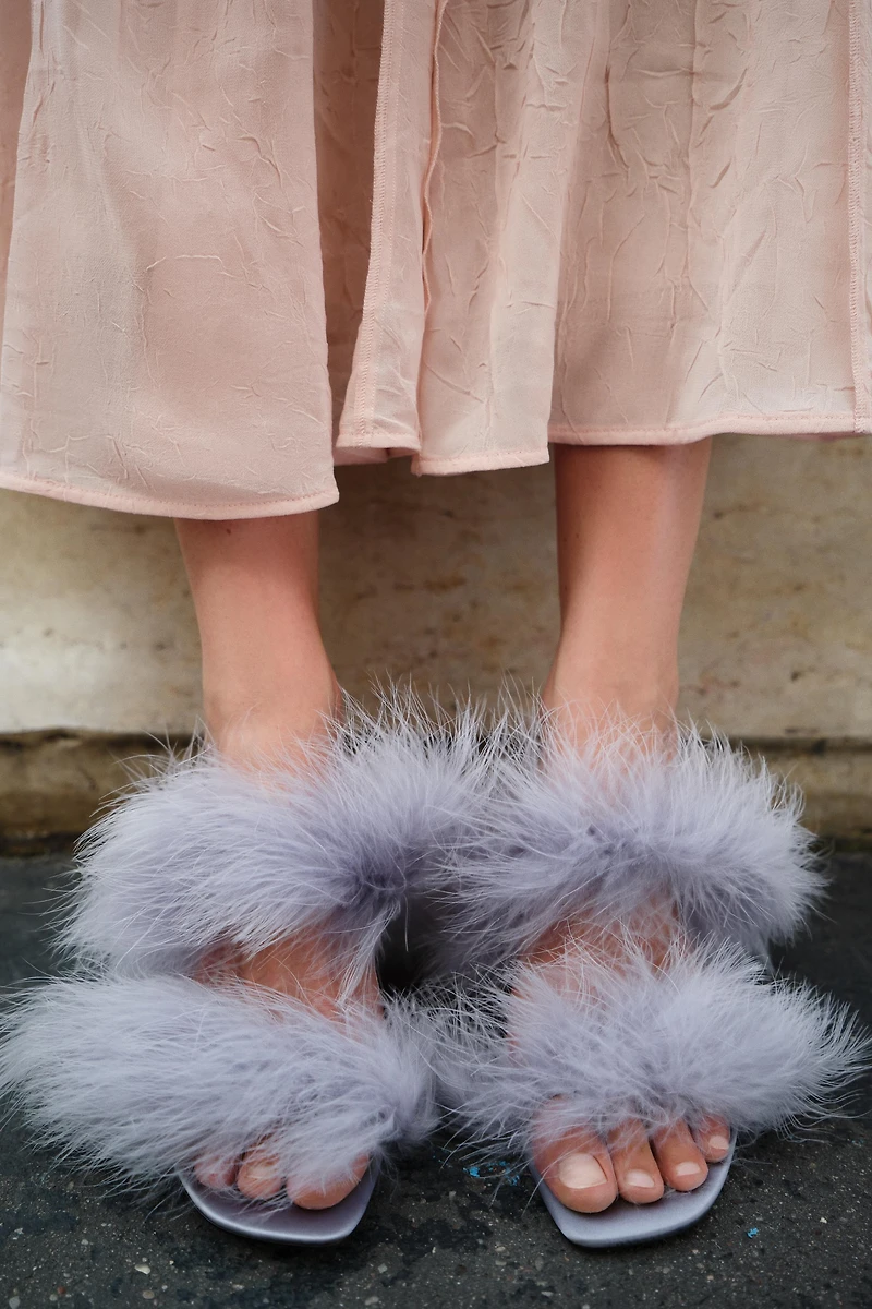 SANDALES À TALONS ET PLUMES