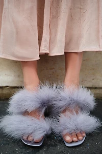 SANDALES À TALONS ET PLUMES