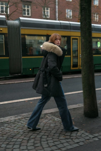 VESTE REMBOURRÉE À CAPUCHE EFFET FOURRURE DÉPERLANTE ET COUPE-VENT