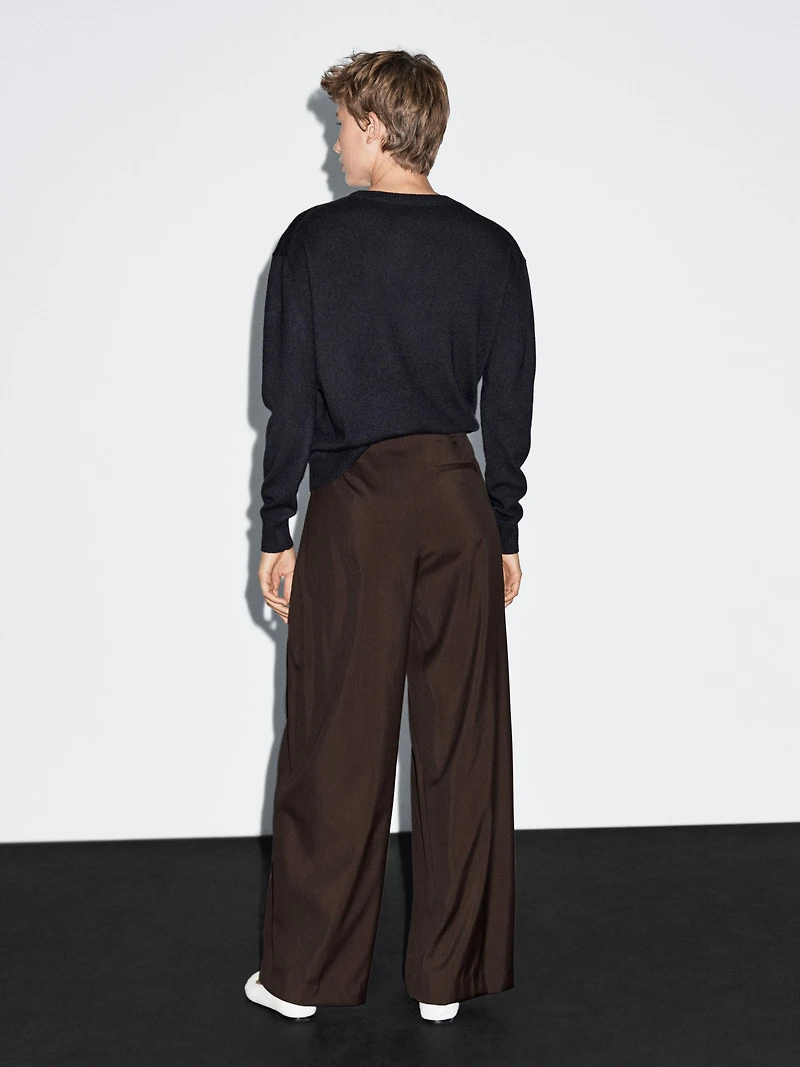 Flowing trousers with darts