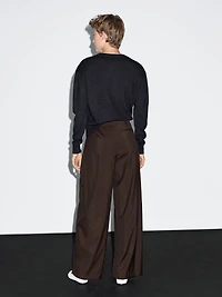 Flowing trousers with darts