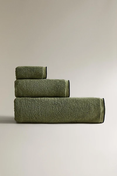 BATH TOWEL WITH CONTRAST TOPSTITCHING