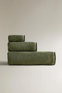 BATH TOWEL WITH CONTRAST TOPSTITCHING