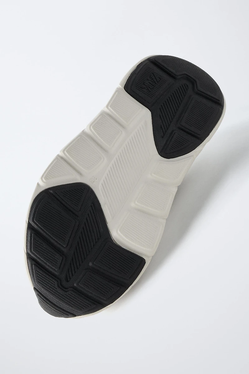 SNEAKERS WITH DETAILED SOLE