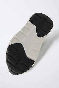 SNEAKERS WITH DETAILED SOLE