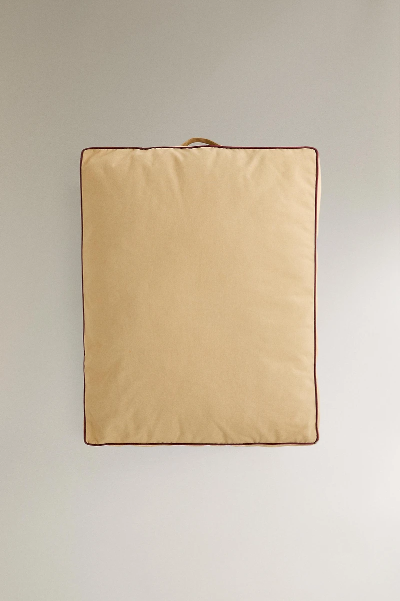 XL FLOOR CUSHION WITH PIPING FOR PETS
