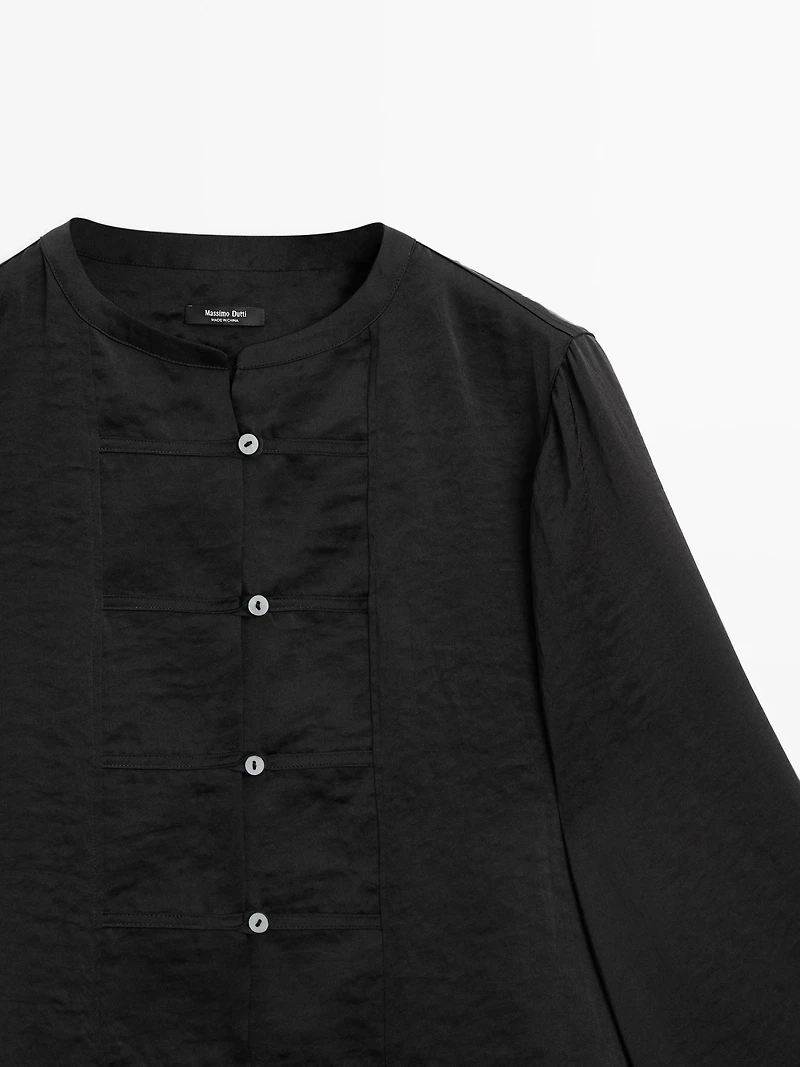 Flowing shirt with stand-up collar