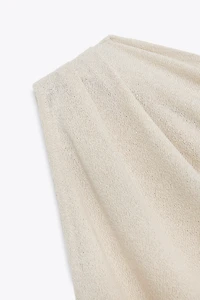 TOP ASYMÉTRIQUE EN MAILLE COUPÉE