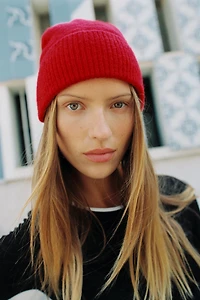 RIBBED KNIT BEANIE HAT
