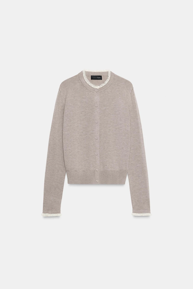 GILET EN MAILLE AVEC FINITIONS DENTELLE