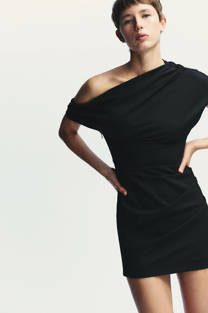 ROBE COURTE ASYMÉTRIQUE
