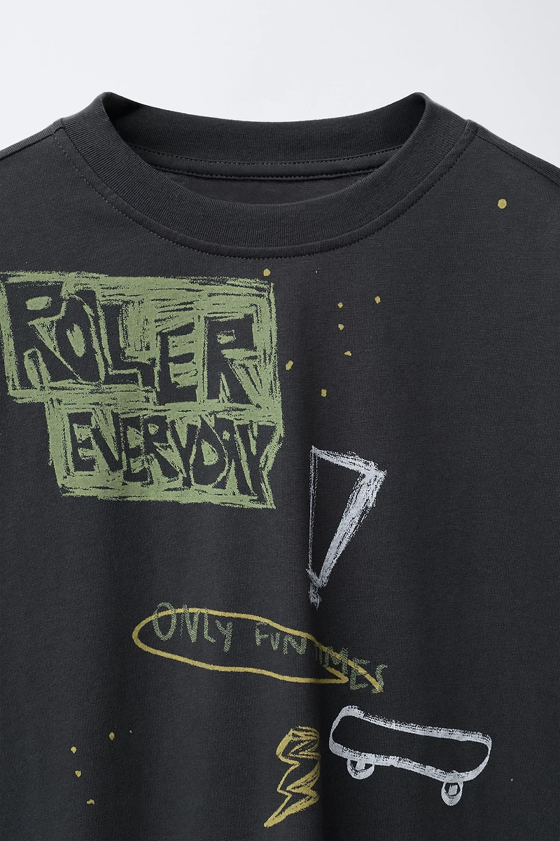 T-SHIRT IMPRIMÉ GRAFFITIS