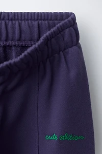 PANTALON DE JOGGING EN MOLLETON AVEC INSCRIPTION BRODÉE