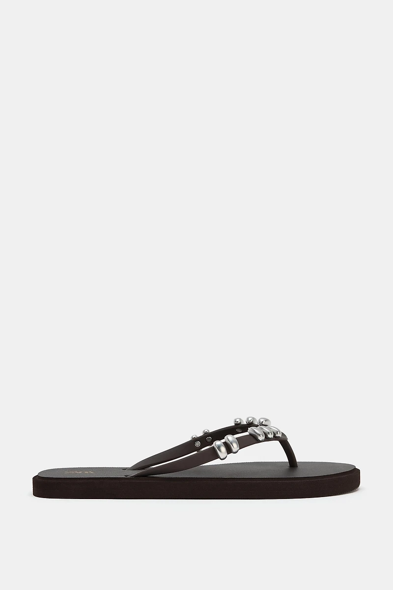 CHARM FLAT SANDALS