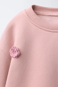 CROCHET APPLIQUÉ SWEATSHIRT