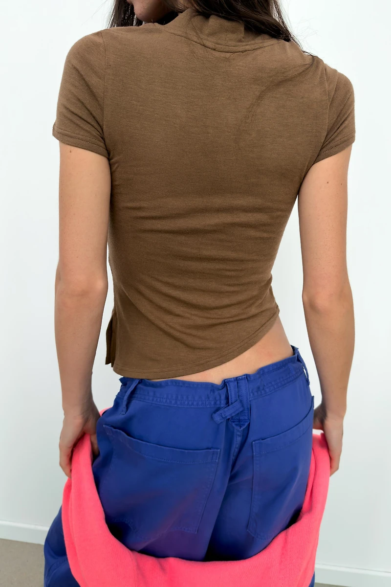 ASYMMETRIC HEM V-NECK T-SHIRT
