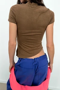 ASYMMETRIC HEM V-NECK T-SHIRT