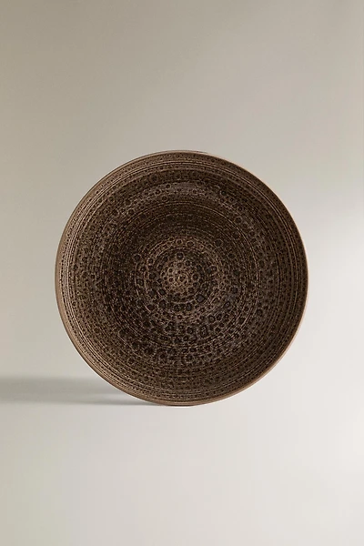 DINNER PLATE WITH RAISED DESIGN