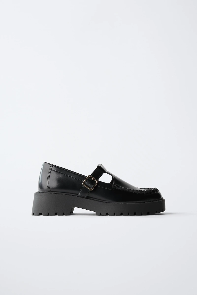 CHAUSSURES À BRIDE EN T
