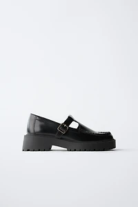 CHAUSSURES À BRIDE EN T
