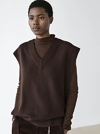 V-neck bib with tie details