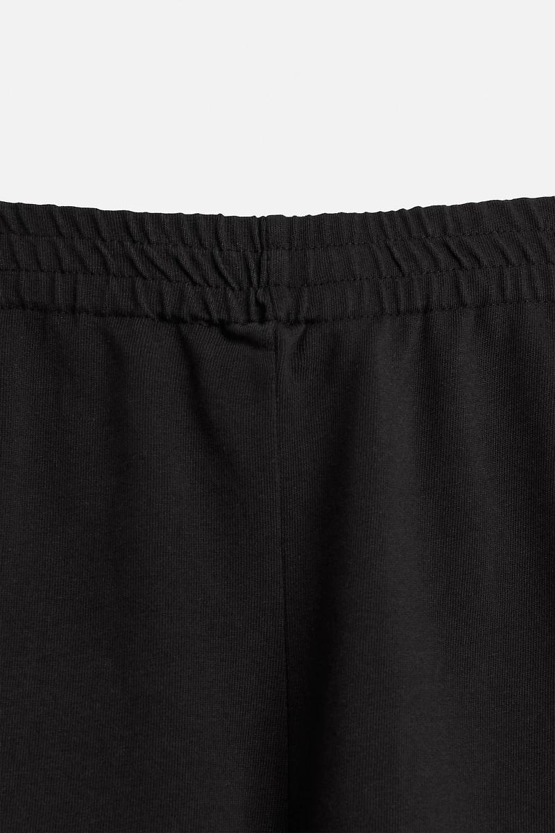 CONTRAST EMBROIDERY SHORTS
