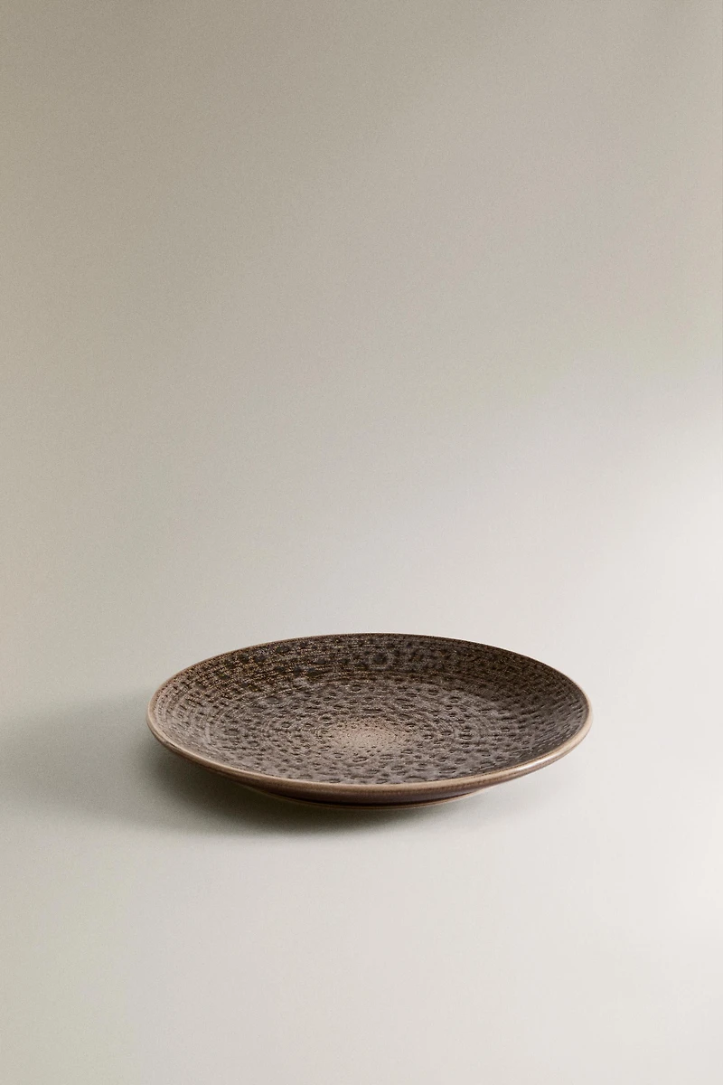 DESSERT PLATE WITH RAISED DESIGN