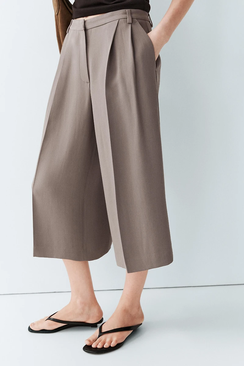 Flowing long wide-leg Bermuda shorts