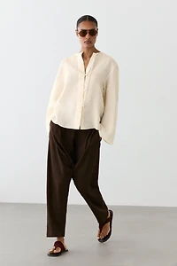 100% linen shirt with neckline detail