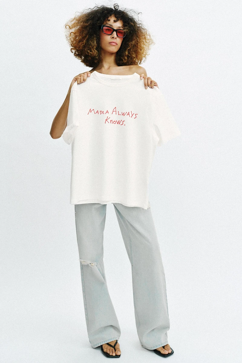T-SHIRT À MANCHES COURTES ET INSCRIPTION