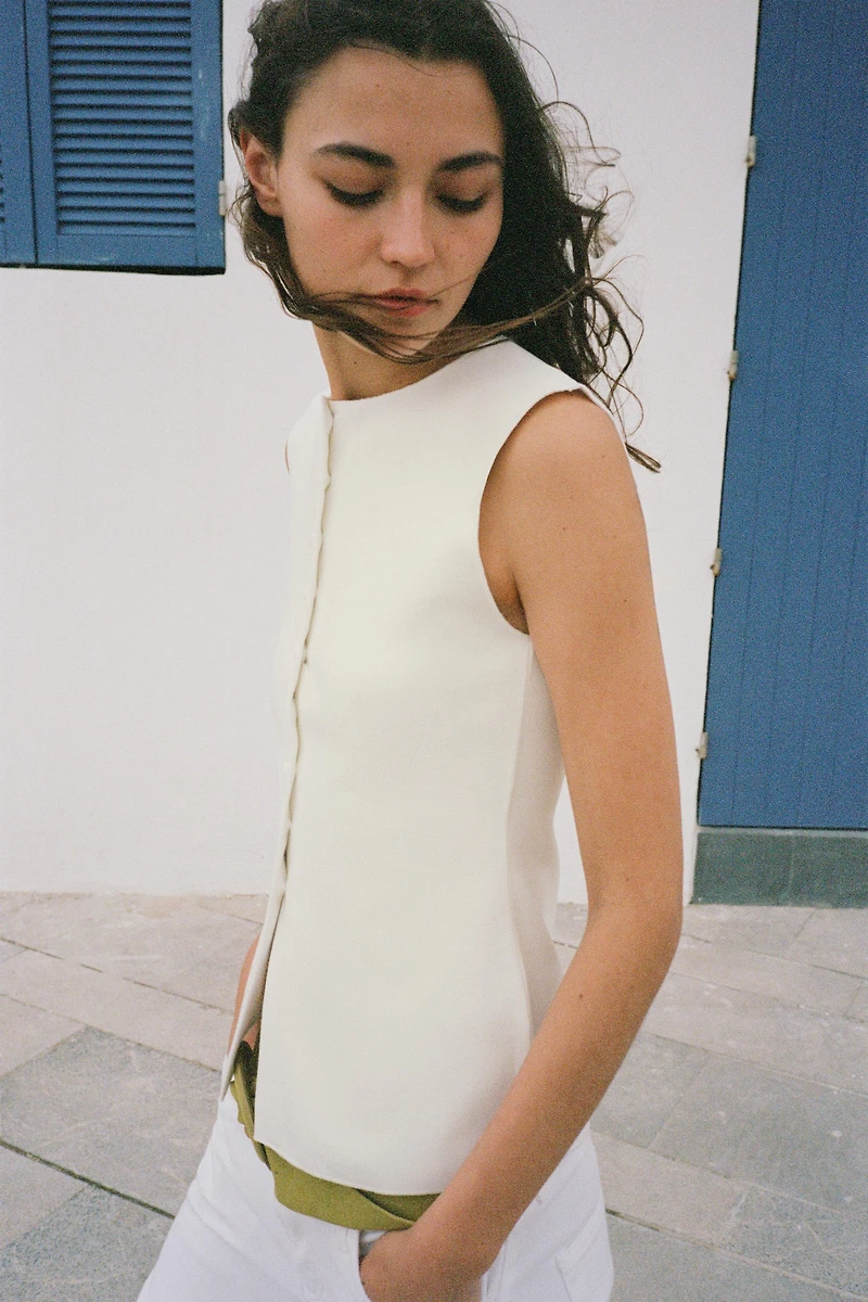 TOP GILET À BOUTONS