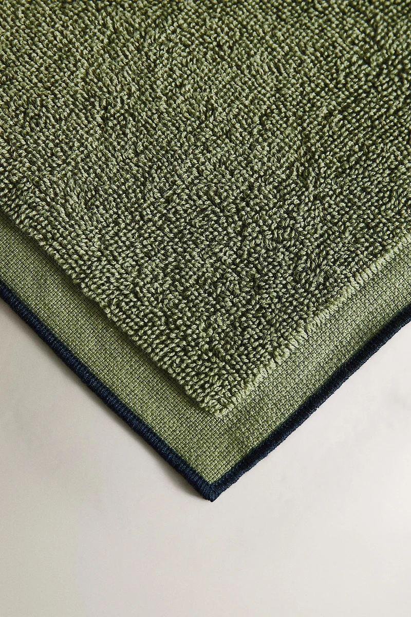 BATH TOWEL WITH CONTRAST TOPSTITCHING