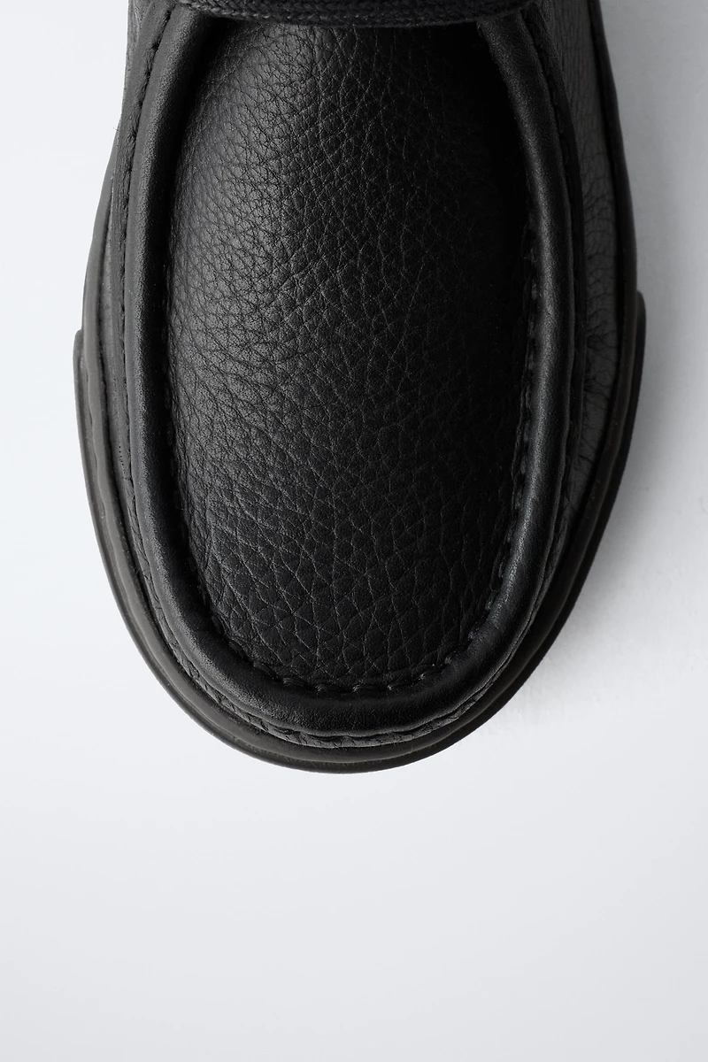 CHAUSSURES EN CUIR AVEC LISERÉ