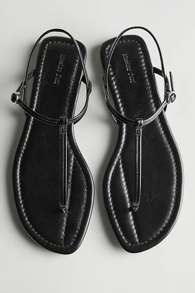 Strappy flat sandals with toe divider