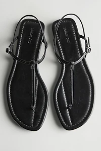 Strappy flat sandals with toe divider