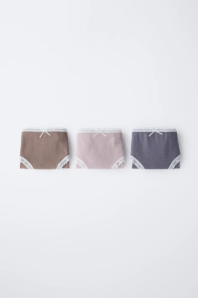 6- ANS/ LOT DE TROIS CULOTTES EN DENTELLE