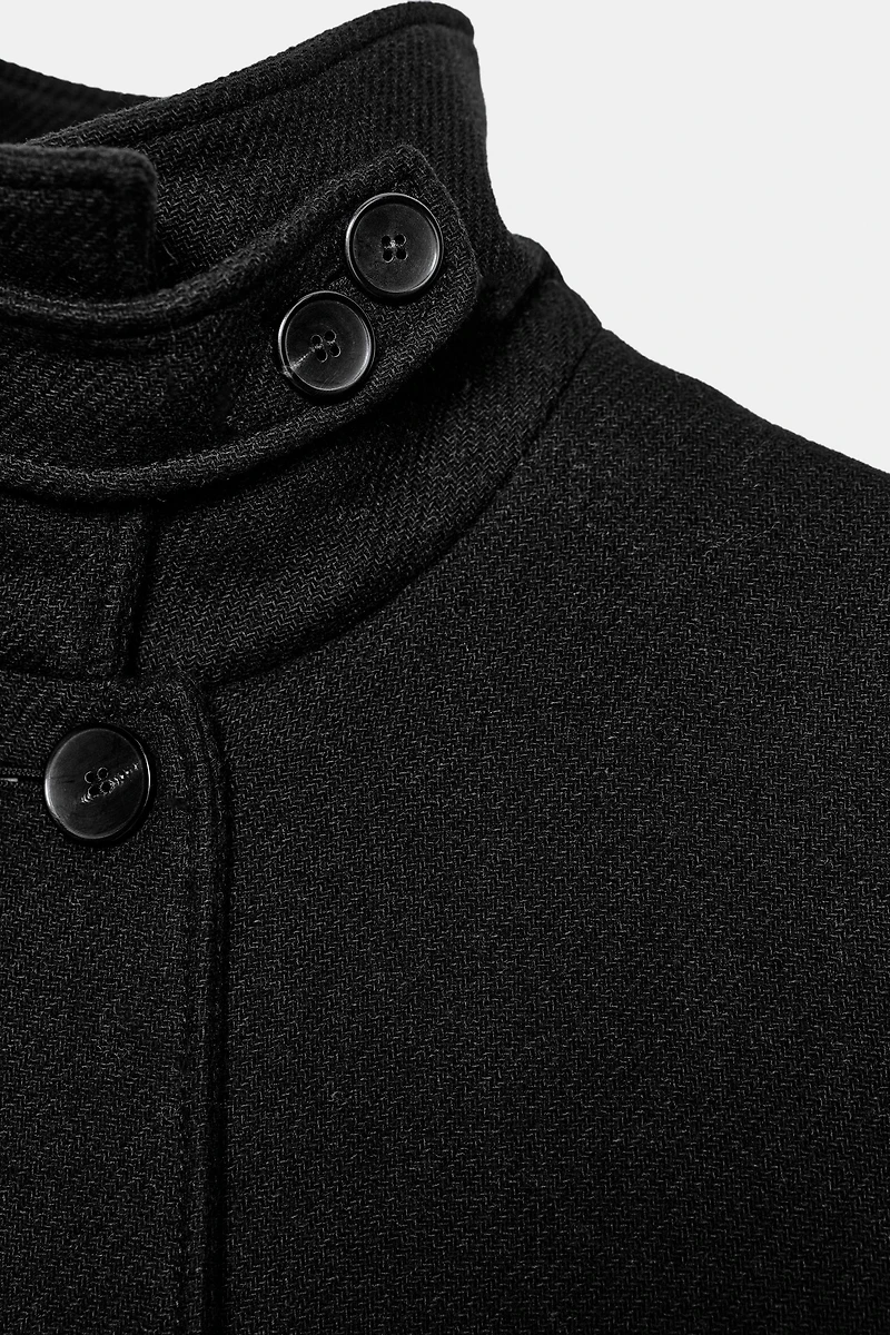 MANTEAU COURT EN LAINE À COL MONTANT